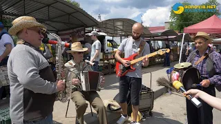 Вулична музика: музиканти з Тернополя співали на ринку у Золочеві