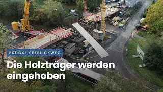 Die Holzträger werden eingehoben | Brücke Seeblickweg