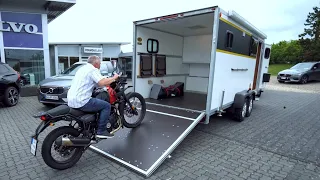 Space Caravan Motorrad Wohnwagen für 2 dicke Harleys 2021. Campen mit den Bikes im Zimmer nebenan.