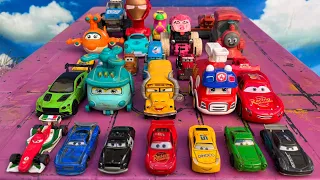 Clean up muddy minicars & disney car convoys!🚕🏎 Play in the garden