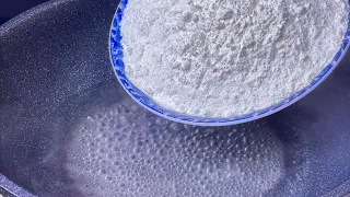 Pour the flour into boiling water, and it will become delicious in an instant