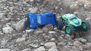 Fy 002 VS Maisto rock crawler