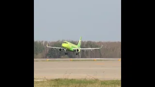 Посадка яркого Embraer S7 Airlines в Домодедово