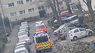 2 Krankentransportwagen bei medizinischen Notfall im Einsatz in Bonn-Tannenbusch am 21.02.23