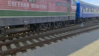 Отправление электровоза ЧС4Т-592 "Евгений Юшкевич" со станции Минск-Пассажирский.