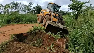 CONCERTANDO CRATERA EM  SAIDA DO TUBOS COM PÁ CARREGADEIRA JCB 426ZX