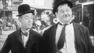 Laurel & Hardy danse sur une musique de Suisse