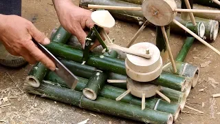 Rural grandfather uses waste bamboo as a waterwheel, can push glutinous rice, and is creative.