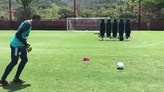 Hugo Souza batendo falta no treino do flamengo