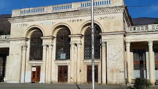 Гагра - вокзал,  Абхазия - красивый вокзал, требующий ремонта (Abkhazia, Gagra, railway station)