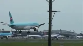 Korean Air Boeing 777 Extreme landing!!!