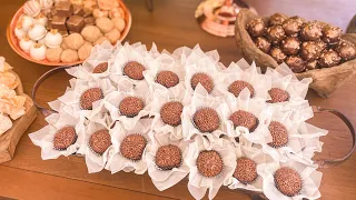 Arrumando mesa de doces para casamento.