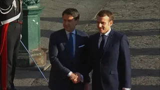 Napoli, l’arrivo di Macron e la stretta di mano con il premier Conte