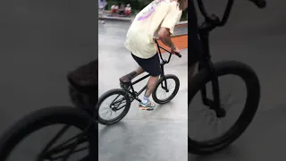 Упал на BMX в плазе