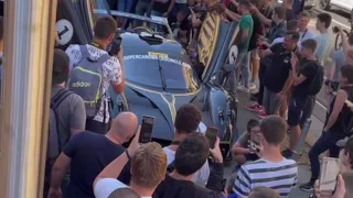 The Pagani Huayra R revs up to 8000 rpm!!! Insane loud!