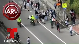 Policías arrollaron a jovenes durante una marcha en Colombia | Al Rojo Vivo | Telemundo