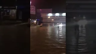 город Новотроицк/Люди вылезли искупаться после дождя в луже!!!