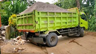 Dump truk//mobil truk pengangkut pasir bongkar muatan..