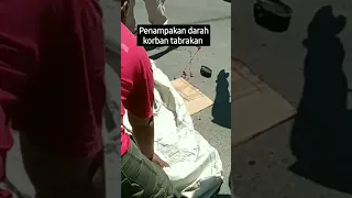 Penampakan darah korban tabrakan motor dan ambulance