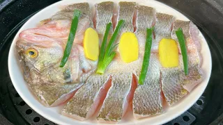 Remember not to steam the steamed sea bass directly in the pot, keep in mind the 2 steps