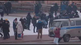 Участника митинга в Курске задержали за нападение на полицейского