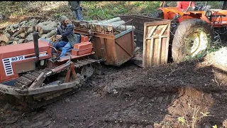 Trattore cingolato scarica sul gommato, e completamento carico con piccolo escavatore.