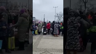 Львов. Вокзал перед приездом поезда в Польшу, присылают местные жители.