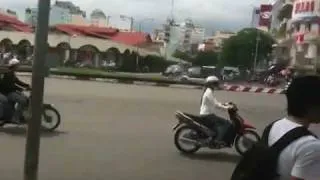 Как переходить дорогу во Вьетнаме