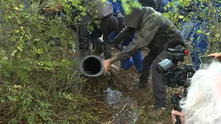 Deux-sèvres: le collectif anti-bassines sectionne une canalisation | AFP Images