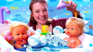 Nenuco Videos für Kinder. Wasserspiele mit Paul und Paula. Irene und Puppen