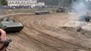 Russen löschen Feuer nach BMP Angriff, Mahlwinkel 2012-Tag der Technik
