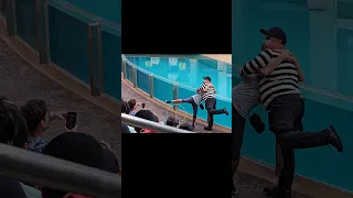 Tom the mime taking a photo with a super fan of his 😂🤣 (SeaWorld Orlando) 10 NOV 2023