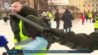 Полицейский тыкает дубинкой в лицо журналисту