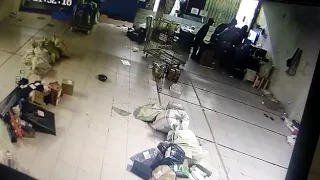 Sosok tuyul..Tuyul tertangkap camera cctv..berkeliaran mencuri uang..