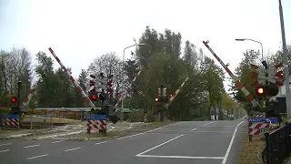 Spoorwegovergang Kropswolde // Dutch railroad crossing