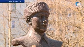 В Старой Руссе открылся памятник герою Советского Союза Тулегену Тохтарову