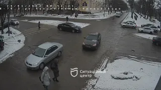 Видео момента: в центре Днепра автомобиль сбил женщину