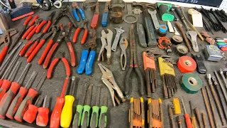 What Tools A PROFESSIONAL Mechanic CARRIES!