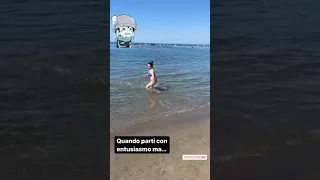 Quando sei carica per un bel tuffo ma ti accorgi solo dopo che l’acqua è gelida!!! 😂 #shorts