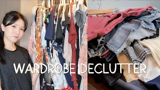 DECLUTTER MY SUPER FULL WARDROBE WITH ME.