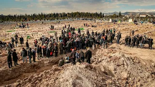 Türkei hebt Massengräber für Erdbebenopfer aus