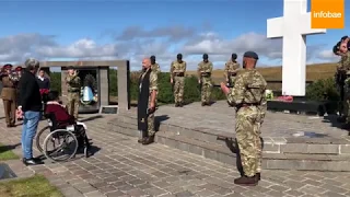 Malvinas: honores para la madre de un soldado que por primera vez visitó la tumba de su hijo