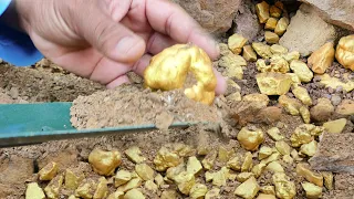 It's amazing! Million Dollars of Gold Treasure found under Stone at Mountain, Mining Exciting.