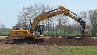 Earth-moving with Liebherr 926