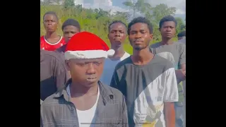 Kwesi Amewuga freestyles on ‘clean and pure’ with a mean mugging Father Christmas on his side🧑🏿‍🎄