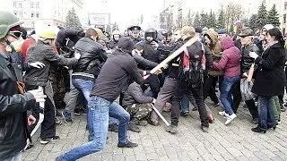 Rival protesters clash in eastern Ukraine