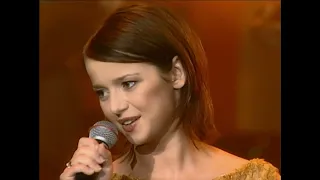 Anna Przybylska śpiewa koncert Piasek i przyjaciele w 2000 roku