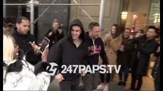 (Exclusive) Justin Bieber leaving his Doctors office rocking a huge smile 022219