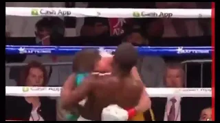 Floyd Mayweather Mistakenly Knocks out Logan Paul & then holds him up!