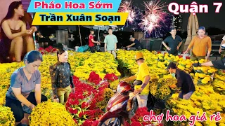 Chợ hoa tết giá rẻ Trần Xuân Soạn Quận 7 Sài Gòn tưng bừng pháo hoa sớm